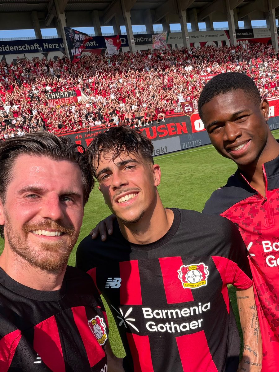 bayer04_es's tweet photo. El 𝒔𝒆𝒍𝒇𝒊𝒆 de los goleadores ⚽️⚽️⚽️🤳

#OFCB04 | #SomosBayer04 🖤❤️ https://t.co/FmRZkIHXse