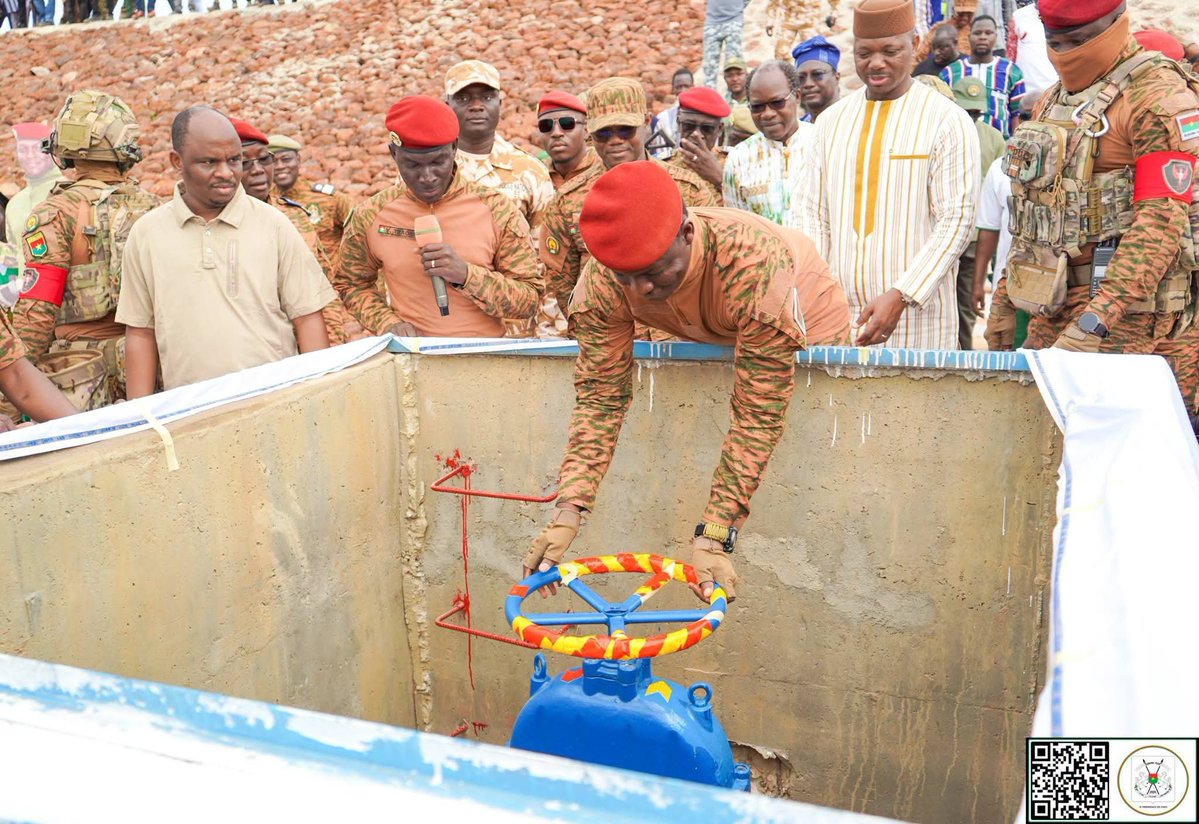 UBA39285039's tweet photo. Captain Ibrahim traore has inaugurates another DAM in Burkina Faso🇧🇫 
After decades of fake promises and waiting. The project has finally been completed in just 8 months. This DAM will contribute to access to water,  agriculture and fish farming....
Thank you captain Ibrahim traore