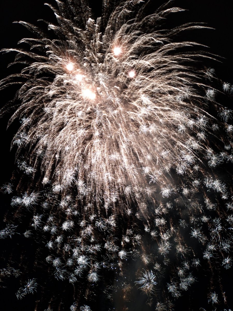 Lenceforce's tweet photo. 花火見てきた
花火綺麗にとるのむずくね？ https://t.co/v6nLT6Pfol