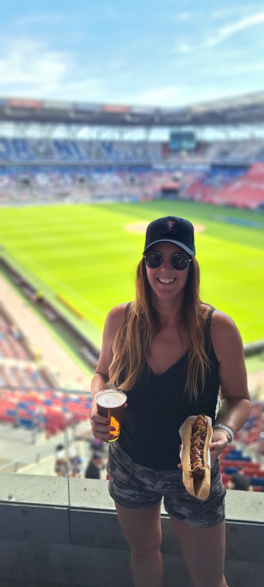 suu_super's tweet photo. Toch een bietje PSV vibes🥰 💪🏻❤️🤍
#groundhopping #Polska🇵🇱
De 1e wedstrijd van t seizoen voor Górnik Zabrze (vs Śląsk)
Ook hier piwo & kiełbasa z grilla🍻🌭 https://t.co/X8M6gIryfR