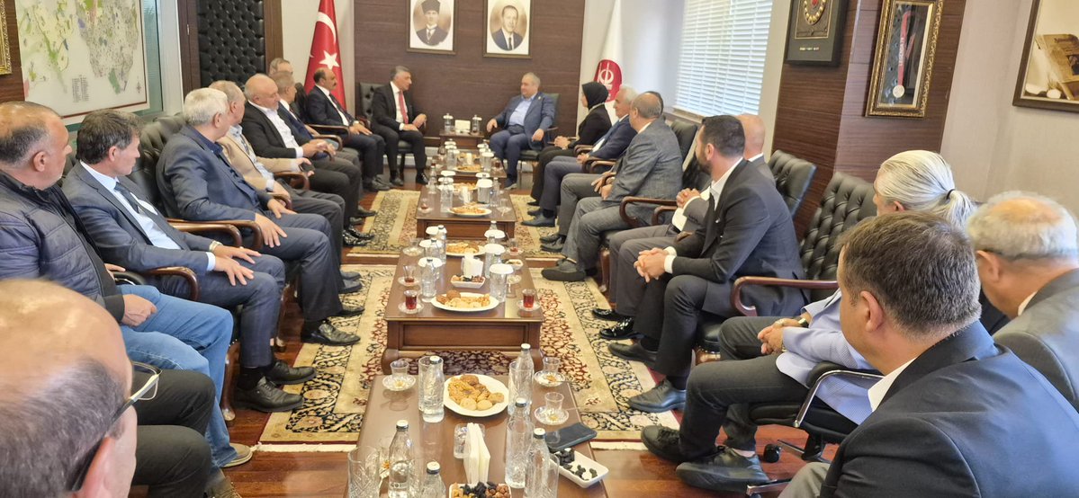 serkansezer06's tweet photo. Kars Ardahan Iğdır serhatlılar Birliği fed. Başkanı Çetin Nazik  öncülüğünde yönetim kurulu üyeleri ile birlikte  Keçiören Belediye Başk. @OzarslanMesut beyi ziyaret ettik,İlgi, Alaka ve Nezaketleri için teşekkür ederiz.@RTErdogan @hakanhanozcan @AkKeciorenResmi @akyenimahalle06 https://t.co/54KZ97za4f