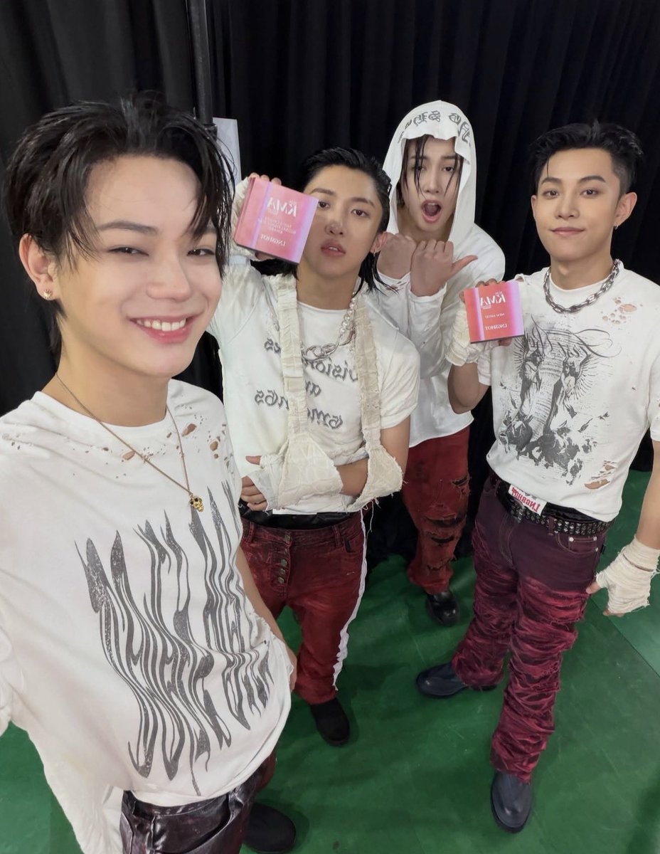 rylouette's tweet photo. "Halo ini ohyul
Buat dpn, shotties, dan juga para staff more vision makasih banyak! Sampe ketemu lagi dengan penampilan yang lebih keren.
Ini pertama kalinya sejak debut kita dapat penghargaan new artist di korea, aku seneng dan bahagia banget. 
Makasih buat semua fans yang udah percaya sama kita yang masih banyak kurangnya ini, udah sabar nunggu, dan selalu dukung kita. Aku pengen bales semua dukungan itu dengan jadi lebih baik lagi, sekarang makin ga sabar buat promosi berikutnya.
Dan juga buat kakek yang lagi jagain aku dari
atas sana, aku berharap hari ini kakek bisa banyak tersenyum. Aku sayang kakek, dan aku bakal jadi cucu yang lebih membanggakan lagi. Jagain aku terus ya!"

🥹❤️