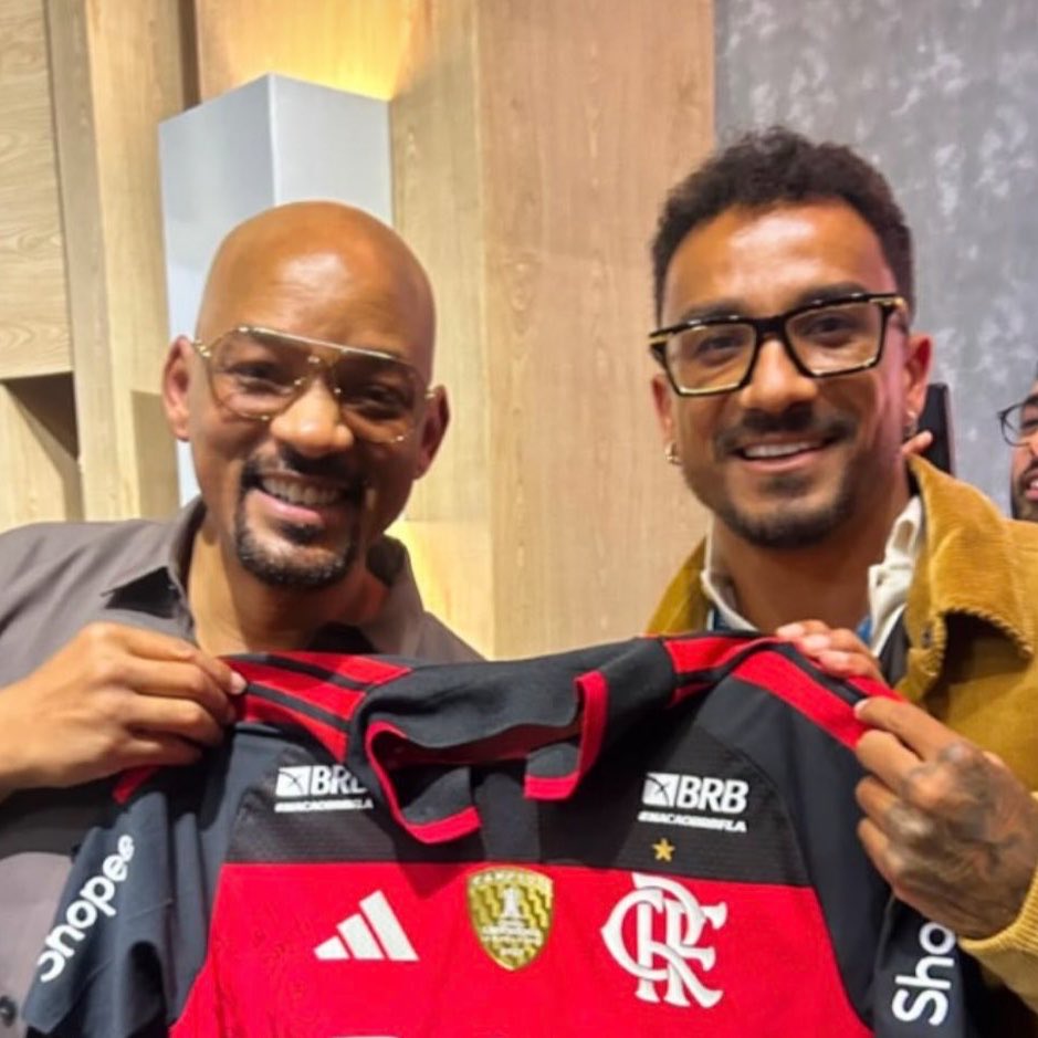 choquei's tweet photo. 🚨FAMOSOS: O jogador Danilo deu uma camisa do Flamengo para o ator Will Smith. https://t.co/ONYLYlDxtn