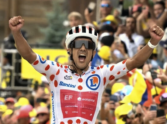 christianzr's tweet photo. En el tour de 2020 Michal Kwiatkowski le agradeció a Richard Carapaz cederle el triunfo de la etapa número 18; “Ya vendrán otras etapas” dijo Richie con la seguridad de tiempos mejores. En su carrera le ha tocado competir con hombres superlativos en un recambio que parece colocar a una juventud arrolladora de ciclistas sobre el resto. Richie los enfrenta en buena lid, representa lo mejor del deporte, es un héroe de nuestro tiempo, es un líder de valores y principios. Gracias por tanto