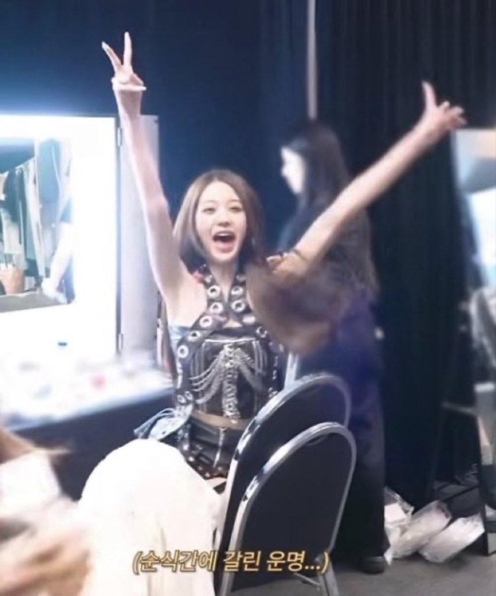 pistach108's tweet photo. this might actually be the happiest i’ve ever seen wonyoung in my entire career as her fan😭 https://t.co/barKFStx07