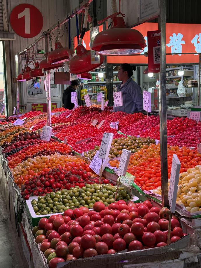 GanatheRohan's tweet photo. Fresh basil u0026 ripe tomatoes on sale at the farmers market today! Grab them for your weekend pasta dish https://t.co/ReGTYaXNTD