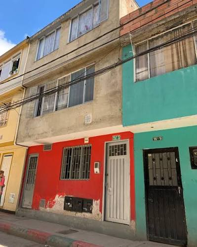 MiguelDNieto's tweet photo. En Bogotá solo hay dos opciones de vivienda actual:

a) infierno sobrepoblado de 20 pisos y aptos. de 23 m2.

b) infierno sobrepoblado de 4 pisos (pueden echar otros 2 pisos pa' arriba y quizás una terraza). https://t.co/jWPPyBWwjq