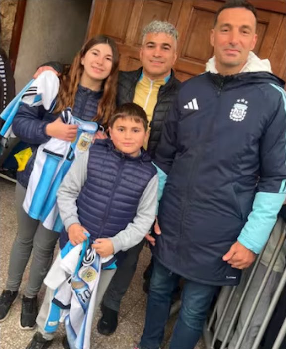 fabipa90's tweet photo. Un nene le hizo firmar a Scaloni un contrato hasta 2030 jaj es el nuevo superhéroe argentino https://t.co/aEeUGszi39