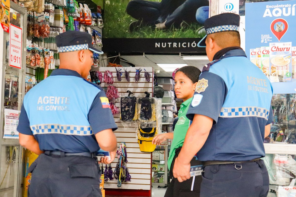 segura_ep's tweet photo. 🌿 Espacios públicos ordenados y limpios

Agentes de Control Municipal de #SeguraEP de la Unidad de Vinculación con la Comunidad del grupo de Proyectos Comunitarios, desarrollaron una jornada de recuperación del espacio y la vía pública en los alrededores del Parque Chile, reafirmando su compromiso con la buena conservación de la ciudad. 

Se hicieron recorridos preventivos y acciones de socialización con comerciantes y ciudadanos, promoviendo el respeto a las ordenanzas municipales, el uso responsable de los espacios públicos y el libre tránsito peatonal y vehicular.

#AsiSeHaceGuayaquil
#CiudadDeTodos