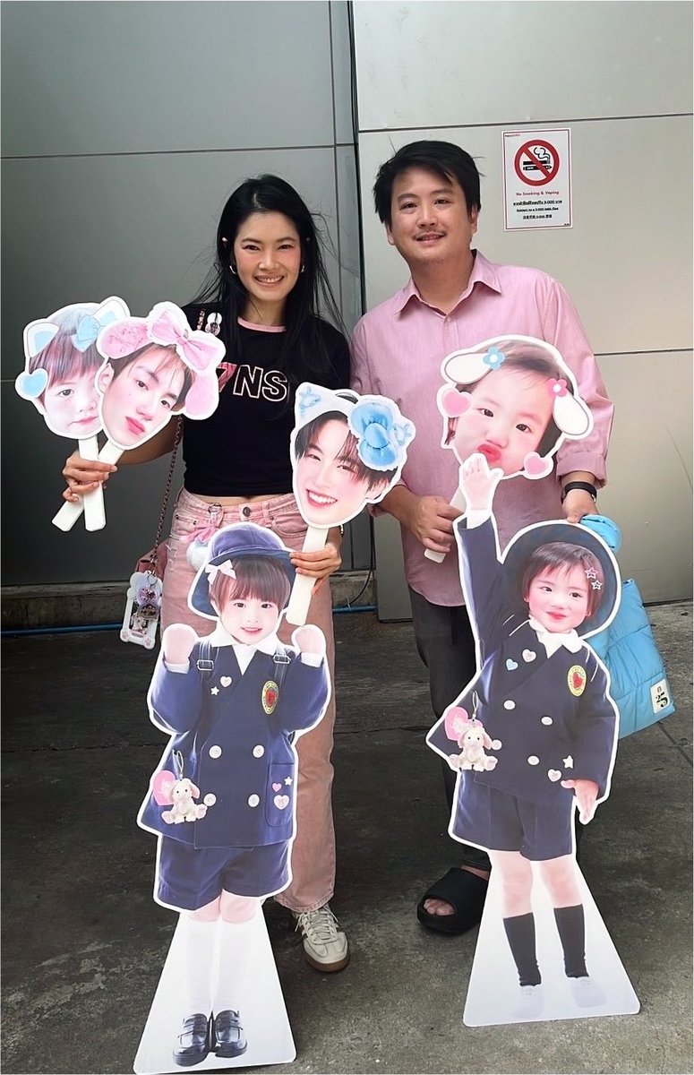 yoursmmo's tweet photo. ห๊ะ น้องภีมติดเข็มกลัดภูเอทั้งคอนเลยหรอ นึกว่าติดแค่ช่วงขายของเฉยๆอะะ

Limpanyakul Approved แล้วจิงๆ 😭😭✅ https://t.co/EHQfE7NZgV
