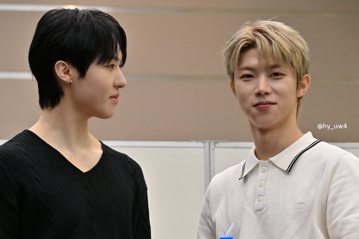 Demonflies_'s tweet photo. The way hoonie looks at hyunu??? I can't, i love them 😭 https://t.co/whG2w0GJdN