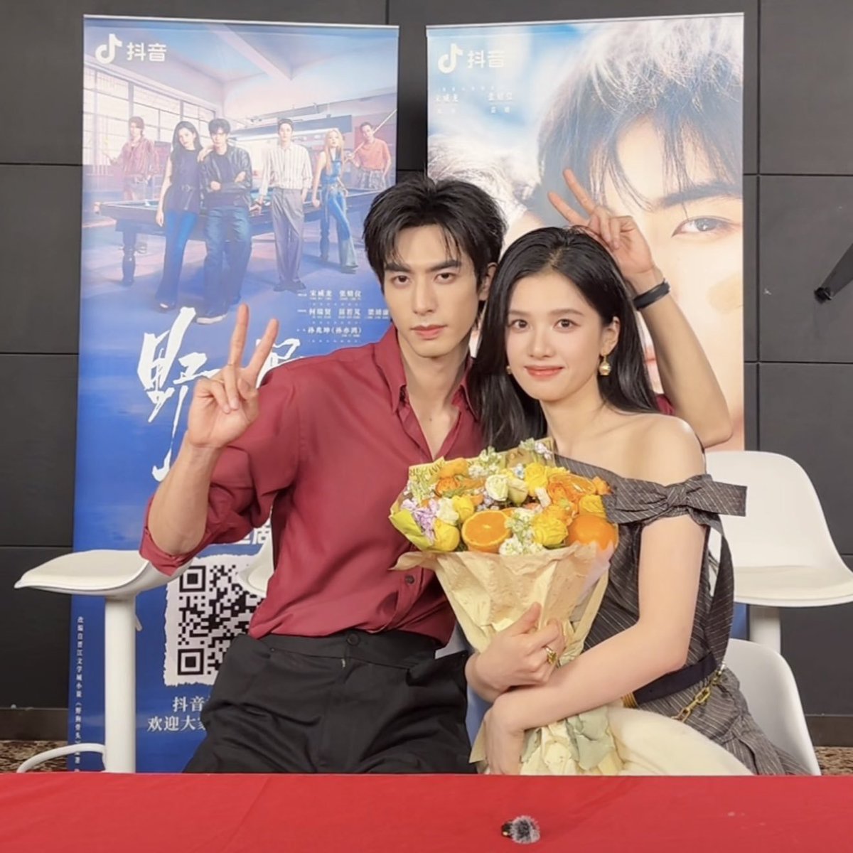 haintuu's tweet photo. one of the sweetest things to come out of this drama is the beautiful friendship they found. I hope it continues to grow 🥹 and hopefully, this won't be the last time we see them work together 🥲💔😭

#ZhangJingyi #SongWeilong https://t.co/foGFLJ4xXp