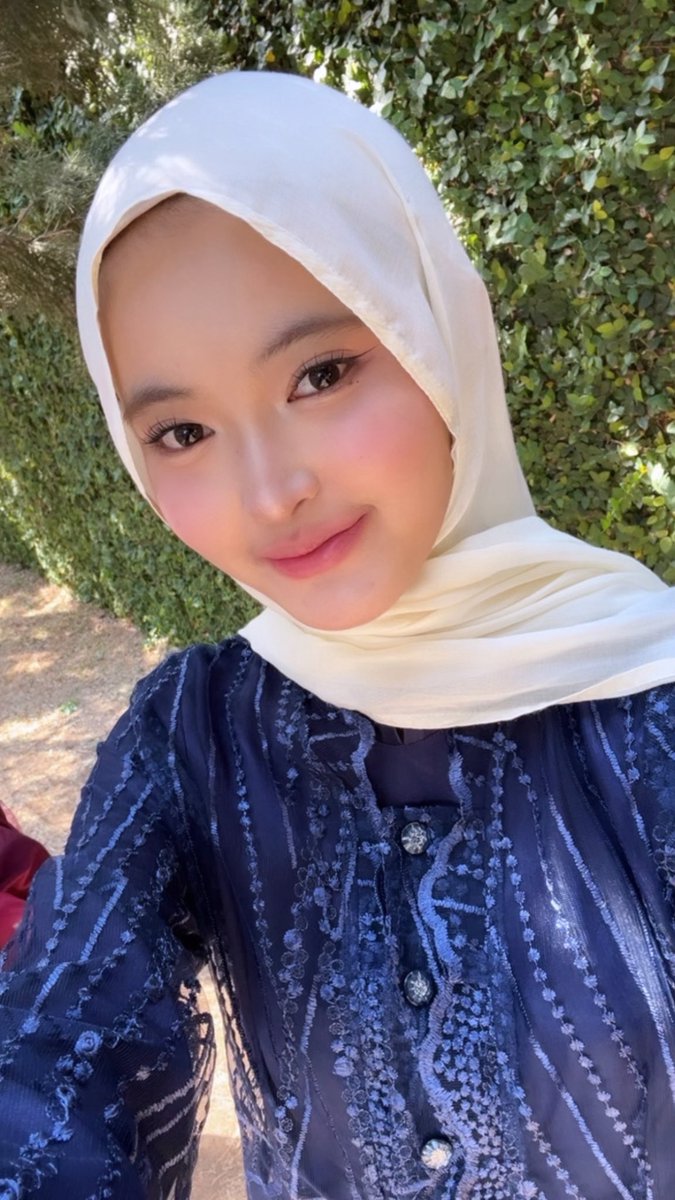 sntslt's tweet photo. NYOBAIN CLEAN MAKEUPP (yang sebenernya ini makeup gw tiap hari sih, bedanya di soflens yang lebih kalem sama ombre lips yang lebih merah aja) #makeup https://t.co/Nn2kFLColX