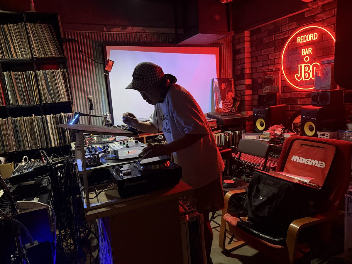 rapkojo's tweet photo. 神保町JBCのVINYL JUNKIESありがとうございました！
Coke-Eが遊びに来てくれて生存確認会議！SNSを見て遊びに来ましたなんて超嬉しいじゃん！緊張感ありライブはばっちり！ありがとう。次回8月はリリースライブで彼がぶちかまします！繋がって良かったぜ！パーティーは続きますよー！ https://t.co/WWfrgSOUYY