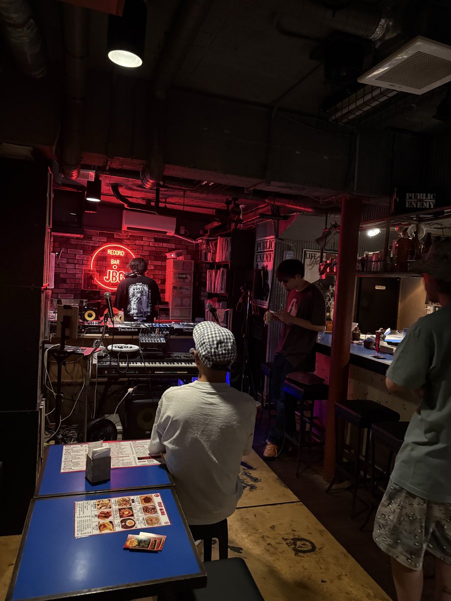 rapkojo's tweet photo. 神保町JBCのVINYL JUNKIESありがとうございました！
Coke-Eが遊びに来てくれて生存確認会議！SNSを見て遊びに来ましたなんて超嬉しいじゃん！緊張感ありライブはばっちり！ありがとう。次回8月はリリースライブで彼がぶちかまします！繋がって良かったぜ！パーティーは続きますよー！ https://t.co/WWfrgSOUYY