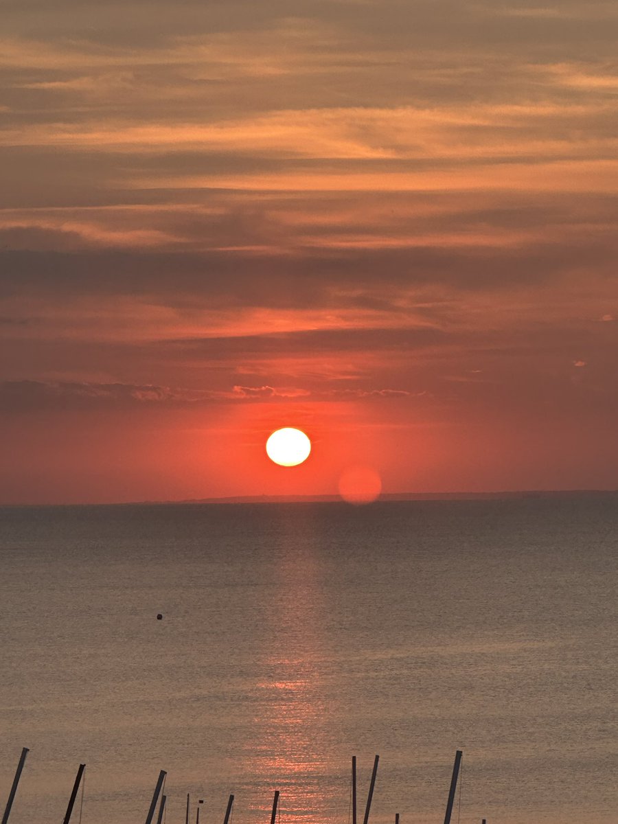 julesserkin's tweet photo. Last eves glorious goodnight https://t.co/xX16dSmPyb