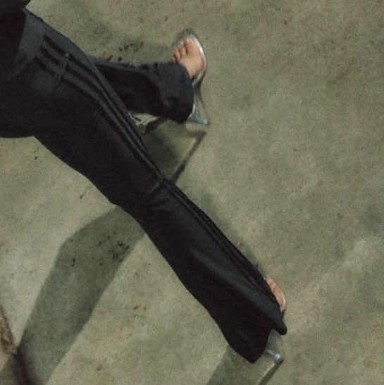 emillymerness's tweet photo. ella estaba con tacones y con ropa deportiva, te amo emilia https://t.co/odja7ypTVf