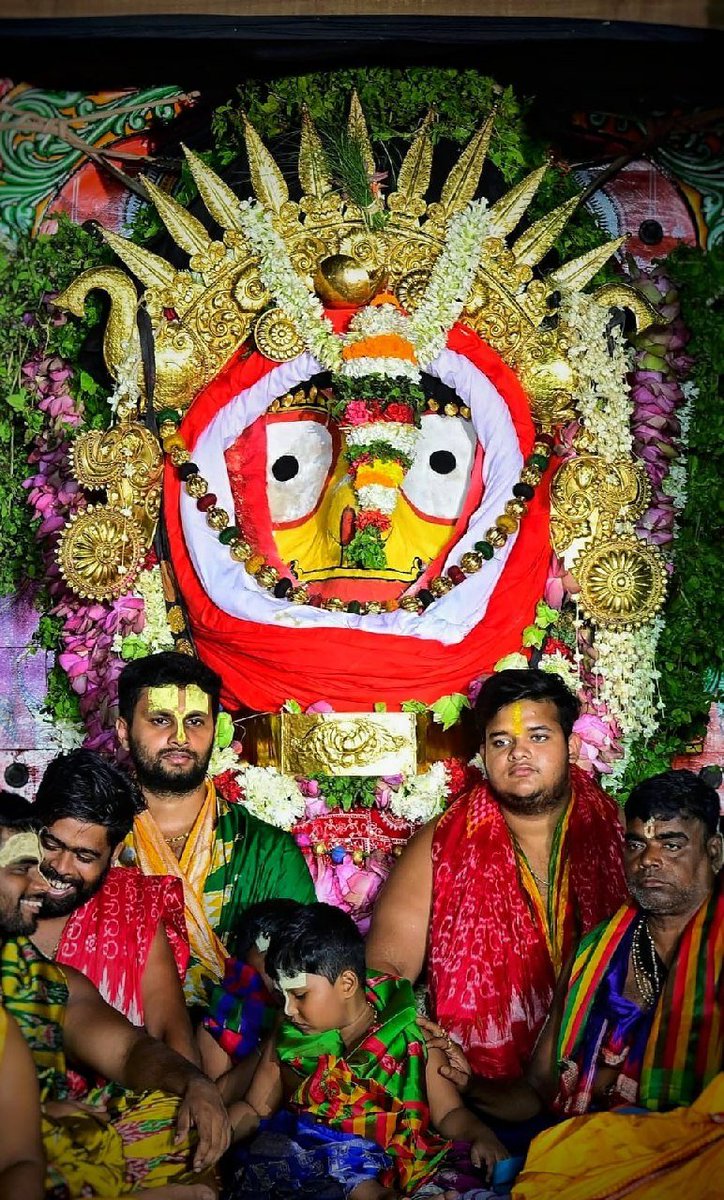Naveen_Odisha's tweet photo. ମନ ପ୍ରାଣ ଯାଏ ଭରି, ସୁନାବେଶରେ ଦେଖି ଏ ମୁଖ ଶ୍ରୀହରି

ମହାପ୍ରଭୁ ସଭିଙ୍କ କଲ୍ୟାଣ କରନ୍ତୁ। ଜୟ ଜଗନ୍ନାଥ 🙏

#JaiJagannatha #SunaBesha https://t.co/R7ra2AbxoG