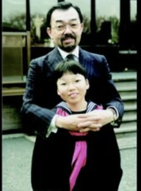 nm9es8do2n2ka0's tweet photo. オデコ比較。三笠宮もオデコは真ん中がっつり残ってる。オデコハゲが天皇家にはいないっぽい https://t.co/LVu5mPygtb