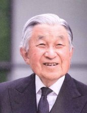nm9es8do2n2ka0's tweet photo. オデコ比較。三笠宮もオデコは真ん中がっつり残ってる。オデコハゲが天皇家にはいないっぽい https://t.co/LVu5mPygtb