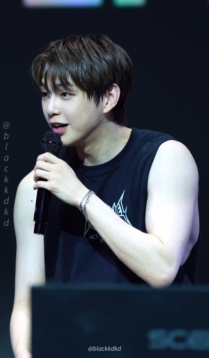 DonttouchMy__'s tweet photo. 이렇게 쳐다보면 혼인신고하죠 https://t.co/cwUDj1PXSV