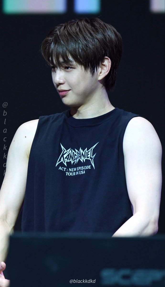 DonttouchMy__'s tweet photo. 이렇게 쳐다보면 혼인신고하죠 https://t.co/cwUDj1PXSV