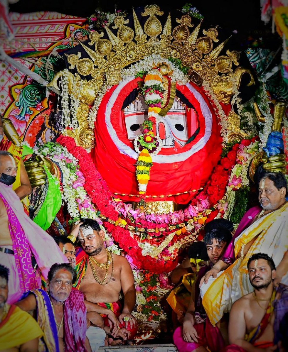 Naveen_Odisha's tweet photo. ମନ ପ୍ରାଣ ଯାଏ ଭରି, ସୁନାବେଶରେ ଦେଖି ଏ ମୁଖ ଶ୍ରୀହରି

ମହାପ୍ରଭୁ ସଭିଙ୍କ କଲ୍ୟାଣ କରନ୍ତୁ। ଜୟ ଜଗନ୍ନାଥ 🙏

#JaiJagannatha #SunaBesha https://t.co/R7ra2AbxoG
