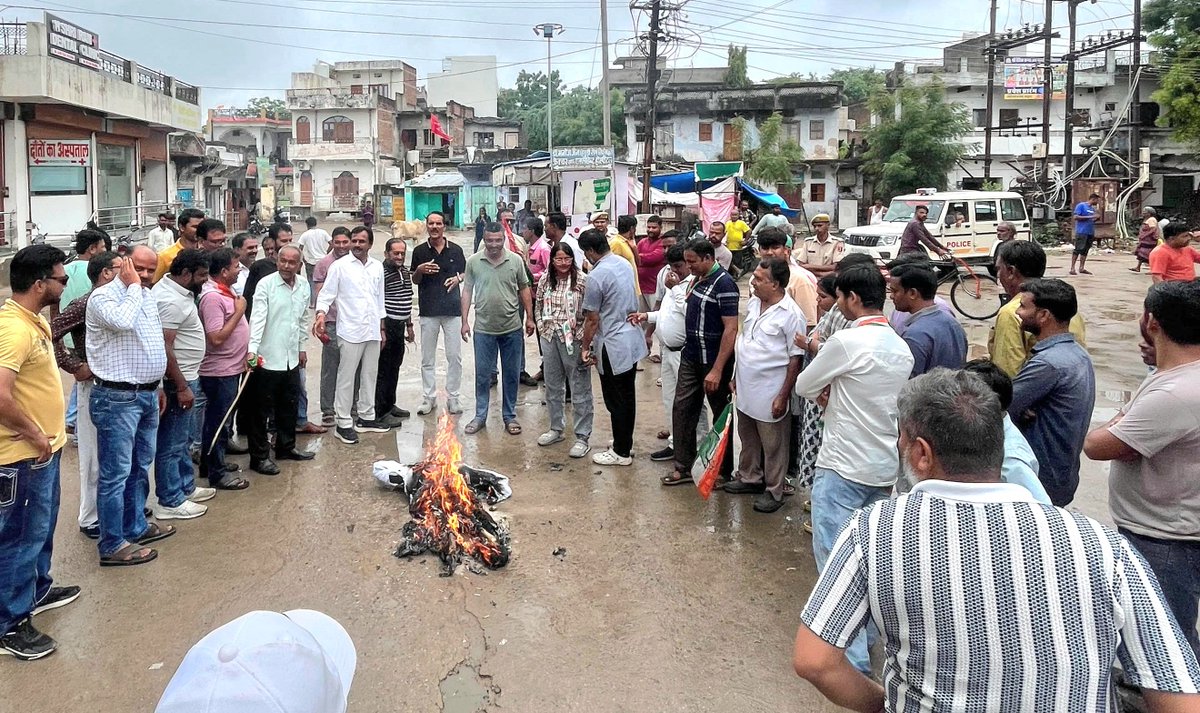 JournalistNarg1's tweet photo. नगर कांग्रेस कमेटी आबूरोड ने #NEET पेपर में हुई धांधली के विरोध में केंद्रीय शिक्षा मंत्री धर्मेंद्र प्रधान के इस्तीफे की मांग को लेकर प्रधानमंत्री नरेंद्र मोदी का पुतला दहन किया।

@GovindDotasra @INCRajasthan
@jaswantgurjar @SanyamLodha66 @NeerajDangiINC @MLAmotiramkoli https://t.co/2e2wYoLFM8