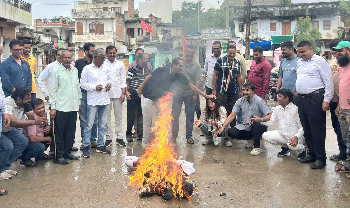 JournalistNarg1's tweet photo. नगर कांग्रेस कमेटी आबूरोड ने #NEET पेपर में हुई धांधली के विरोध में केंद्रीय शिक्षा मंत्री धर्मेंद्र प्रधान के इस्तीफे की मांग को लेकर प्रधानमंत्री नरेंद्र मोदी का पुतला दहन किया।

@GovindDotasra @INCRajasthan
@jaswantgurjar @SanyamLodha66 @NeerajDangiINC @MLAmotiramkoli https://t.co/2e2wYoLFM8
