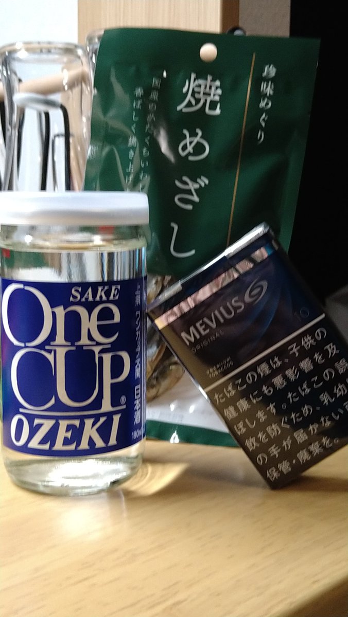 aster_vv_v's tweet photo. 🍶🚬🐟️ https://t.co/RjEyH49LI9