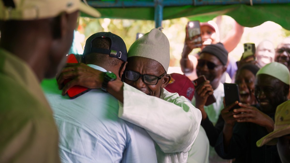 PastefOfficiel's tweet photo. #SEBIKHOTANE: Joie et retrouvailles chaleureuses 
—
« Sebi sama Sebi la », c’est par ces mots affectueux que le Président Ousmane SONKO a salué la foule enthousiaste venue l’accueillir au point de vente des cartes à Sebikhotane. À cet accueil, des retrouvailles joyeuses ont été notées entre le PROS et des figures militantes marquantes de la localité. Ces derniers ont tenu à réaffirmer au leader des Patriotes leurs engagements pour la réussite du projets. 
La section communale a présenté au Patriote en chef la situation avec un taux satisfaisant de vente de cartes dès le début des opérations.