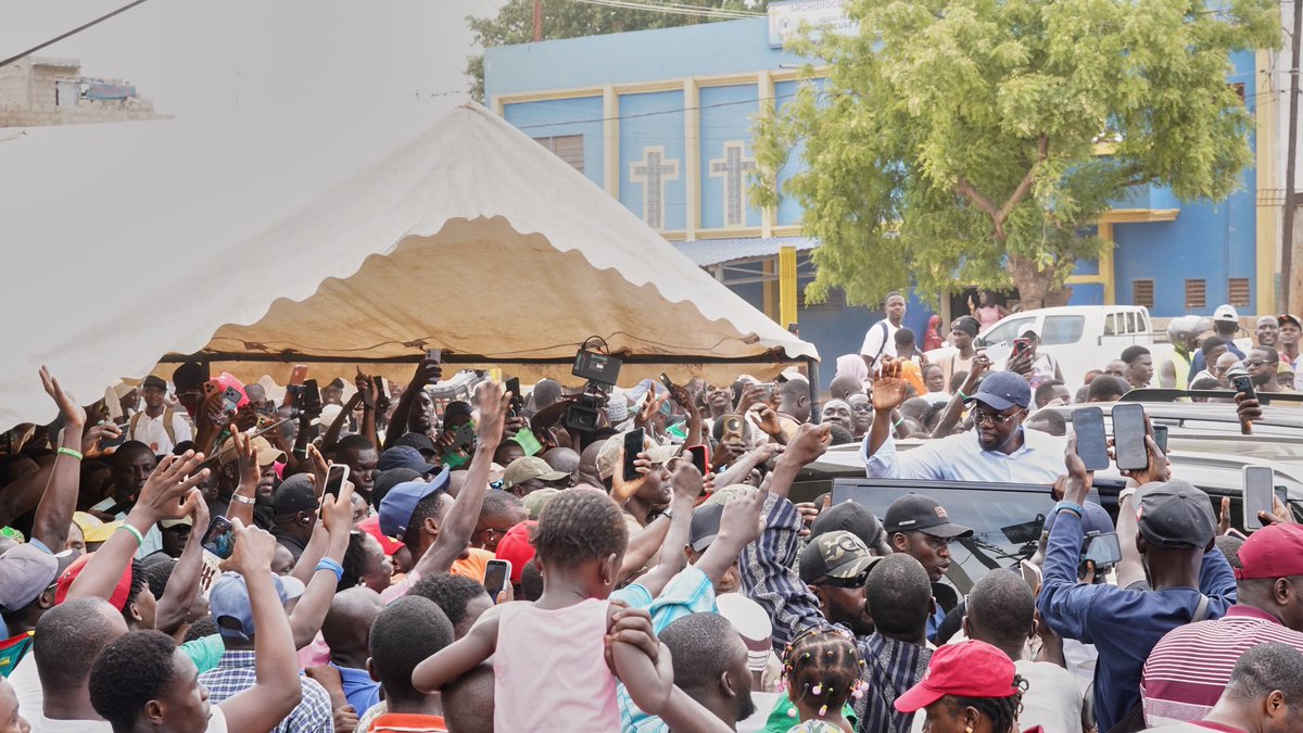 PastefOfficiel's tweet photo. #SEBIKHOTANE: Joie et retrouvailles chaleureuses 
—
« Sebi sama Sebi la », c’est par ces mots affectueux que le Président Ousmane SONKO a salué la foule enthousiaste venue l’accueillir au point de vente des cartes à Sebikhotane. À cet accueil, des retrouvailles joyeuses ont été notées entre le PROS et des figures militantes marquantes de la localité. Ces derniers ont tenu à réaffirmer au leader des Patriotes leurs engagements pour la réussite du projets. 
La section communale a présenté au Patriote en chef la situation avec un taux satisfaisant de vente de cartes dès le début des opérations.