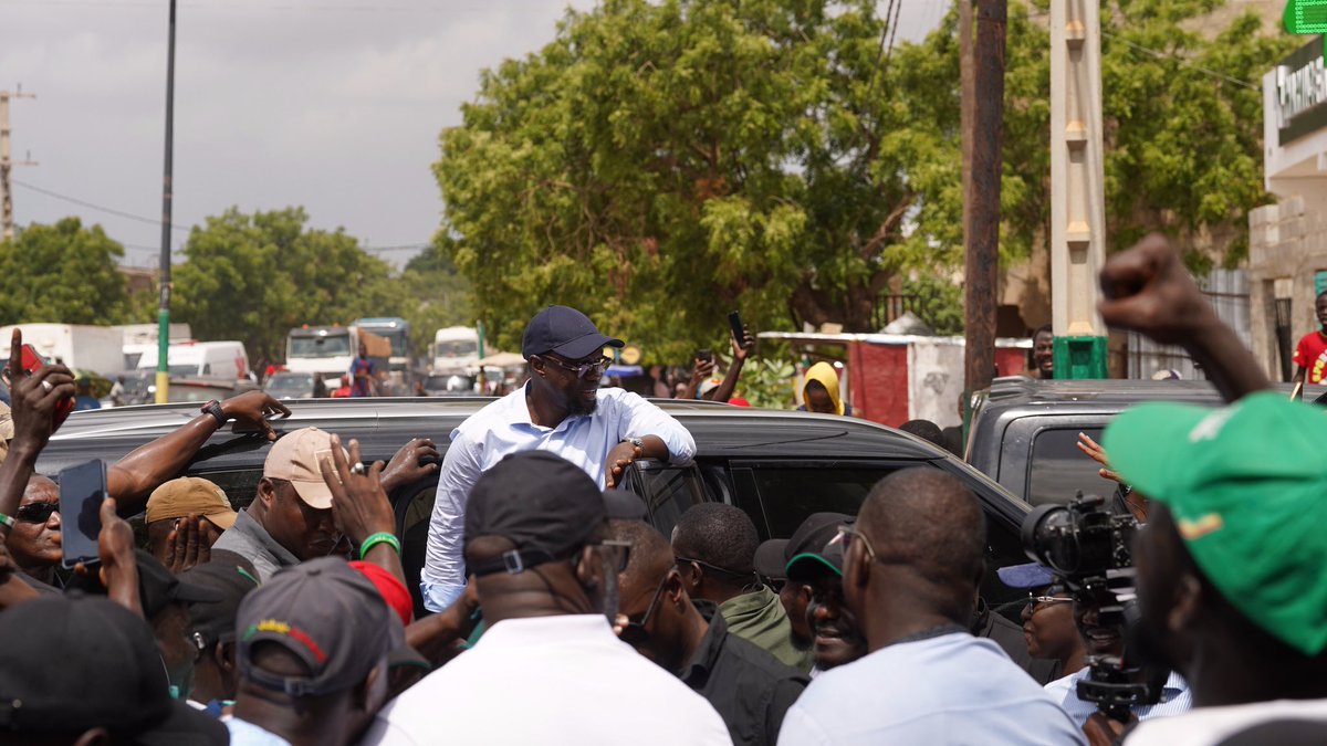 PastefOfficiel's tweet photo. #SEBIKHOTANE: Joie et retrouvailles chaleureuses 
—
« Sebi sama Sebi la », c’est par ces mots affectueux que le Président Ousmane SONKO a salué la foule enthousiaste venue l’accueillir au point de vente des cartes à Sebikhotane. À cet accueil, des retrouvailles joyeuses ont été notées entre le PROS et des figures militantes marquantes de la localité. Ces derniers ont tenu à réaffirmer au leader des Patriotes leurs engagements pour la réussite du projets. 
La section communale a présenté au Patriote en chef la situation avec un taux satisfaisant de vente de cartes dès le début des opérations.
