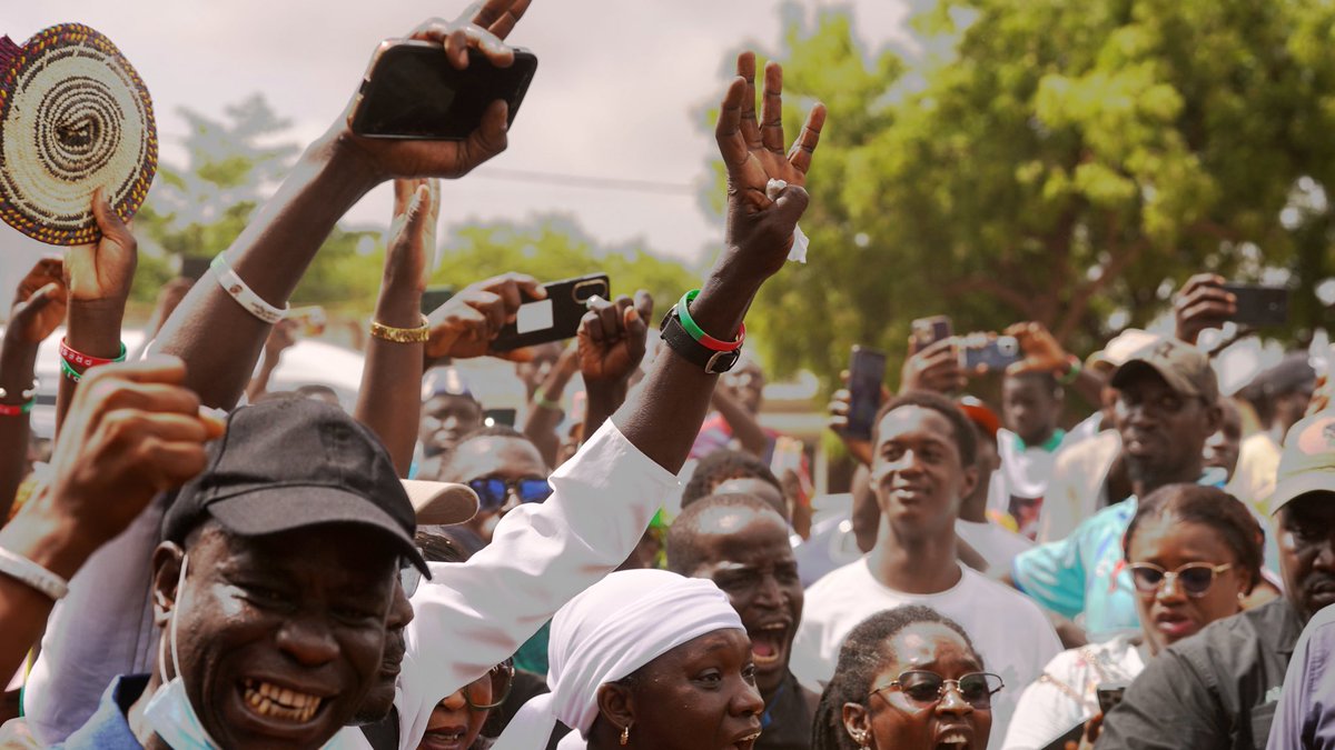 PastefOfficiel's tweet photo. #SEBIKHOTANE: Joie et retrouvailles chaleureuses 
—
« Sebi sama Sebi la », c’est par ces mots affectueux que le Président Ousmane SONKO a salué la foule enthousiaste venue l’accueillir au point de vente des cartes à Sebikhotane. À cet accueil, des retrouvailles joyeuses ont été notées entre le PROS et des figures militantes marquantes de la localité. Ces derniers ont tenu à réaffirmer au leader des Patriotes leurs engagements pour la réussite du projets. 
La section communale a présenté au Patriote en chef la situation avec un taux satisfaisant de vente de cartes dès le début des opérations.