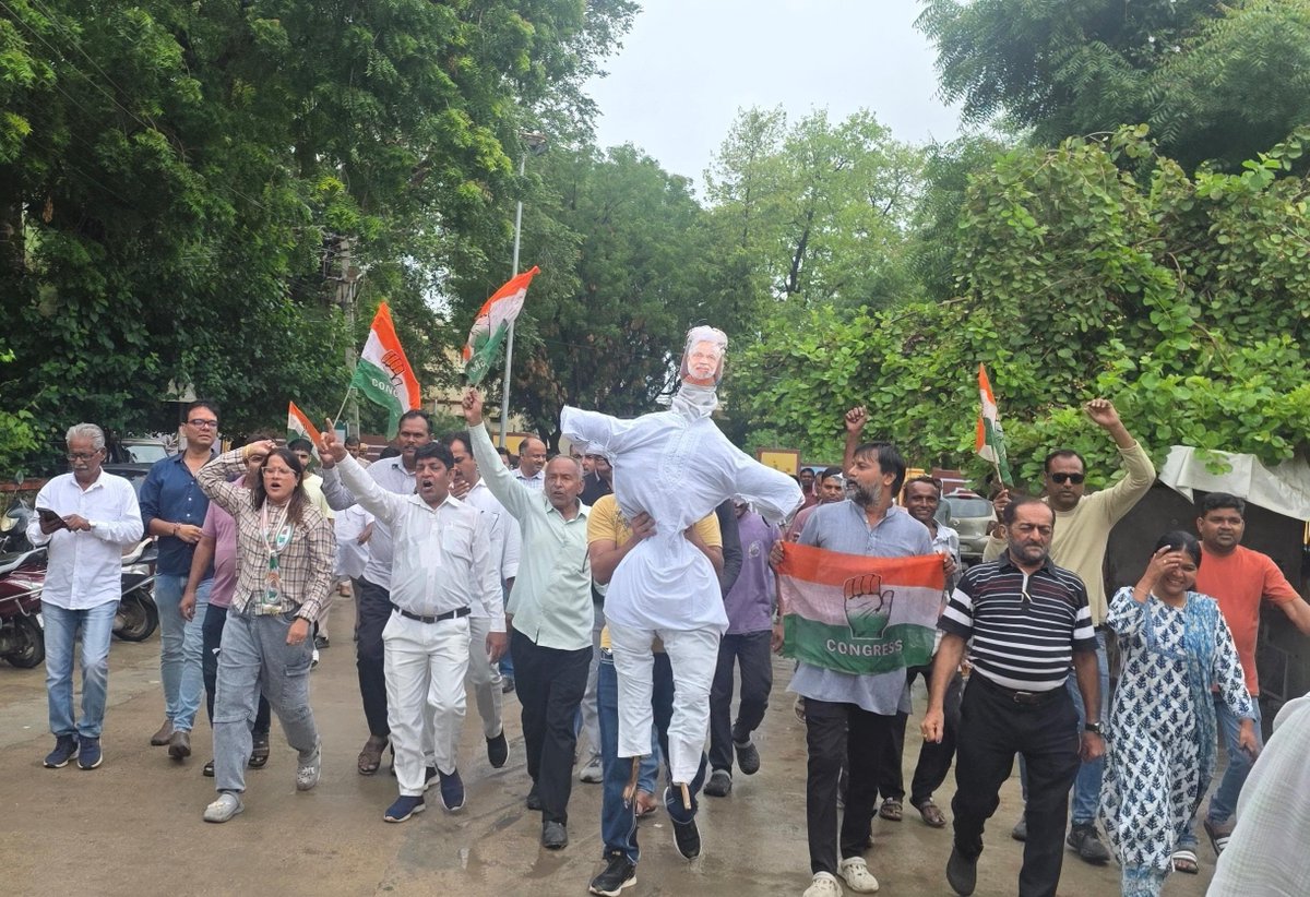 JournalistNarg1's tweet photo. नगर कांग्रेस कमेटी आबूरोड ने #NEET पेपर में हुई धांधली के विरोध में केंद्रीय शिक्षा मंत्री धर्मेंद्र प्रधान के इस्तीफे की मांग को लेकर प्रधानमंत्री नरेंद्र मोदी का पुतला दहन किया।

@GovindDotasra @INCRajasthan
@jaswantgurjar @SanyamLodha66 @NeerajDangiINC @MLAmotiramkoli https://t.co/2e2wYoLFM8