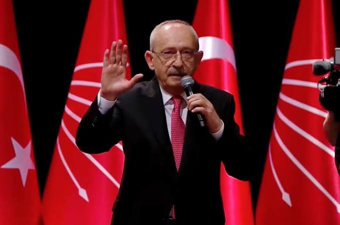 Toplumuhalefet8's tweet photo. Kılıçdaroğlu’nun rozet töreninde skandal: Salonu cast ajansı doldurmuş!

Törene farklı cast ajanslarından yüzlerce figüran 950 lira karşılığında taşındı. Cast üyelerine, "Gençliğin umudu Kılıçdaroğlu", "Kahraman Kemal" gibi sloganlar atmaları ve hep birlikte alkış tutmaları, ıslık çalmaları söylenerek provalar yapıldı.

(BirGün)