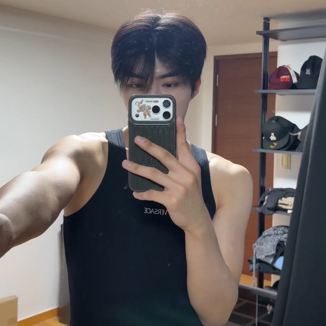 girIwook's tweet photo. my holy grail of gunwook mirror selcas https://t.co/DyqM7hPgvP