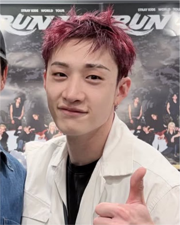 gnabnahc_luvs's tweet photo. red hair looks so good on him, he looks so boyish and pretty… i really need a selca https://t.co/a9U3XxekDK