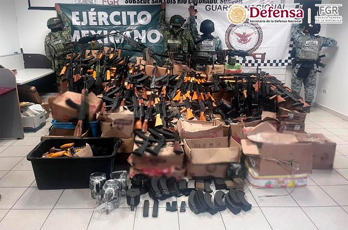 dejoselapiz's tweet photo. Embajador @USAmbMex le tengo una pregunta:
¿De dónde llegaron estos juguetitos? 
Golpe a Los Rusos, brazo armado de La Mayiza, localizan centro de acopio de armas. https://t.co/SyaQdMANHZ