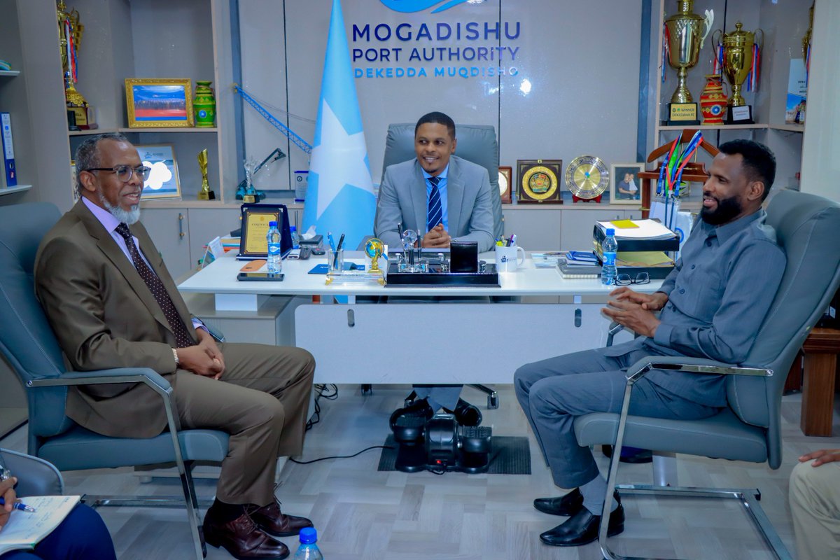 MOISOMALIA's tweet photo. The @MOISOMALIA H.E. Abdifatah Qasim, today visited to the port of Mogadishu &amp; met with the Port Manager, Amb. Ameriko. They focused on accelerating tourism initiatives &amp; establishing a system to accurately record the number of tourists entering the country through the Port. https://t.co/3Gfda1ayl7