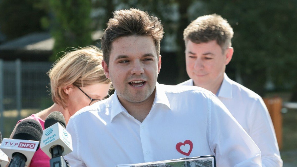 PanP23929's tweet photo. Od wybuchu afery w Szpitalu Południowym minął już ponad miesiąc:

- Dawid Kacprzyk nadal nie został przesłuchany
- Bartosz Arłukowicz zdążył naubliżać większości polskich dziennikarzy
- Zwolniono dwie losowe wiceprezydent Warszawy
- Donald Tusk się wściekł
- Gazeta Wyborcza oświadczyła, że nie było żadnej afery

Zamknięty układ cały czas ma się bardzo dobrze.