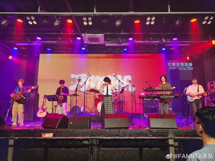 AsraDashi's tweet photo. Just watched the indie band’s live show—their energy and that guitar riff still stuck in my head! Total vibe overload ， https://t.co/tTQuk52pMd