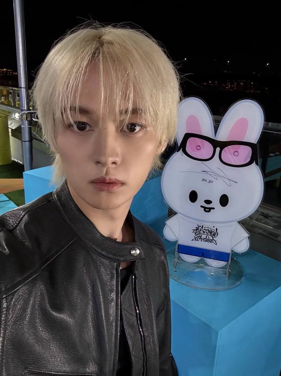 teakookies_'s tweet photo. proof of life (ignore this is a day late pls) #ssd #stayselcaday #leeknow #straykids https://t.co/CcV6Y9BVdz