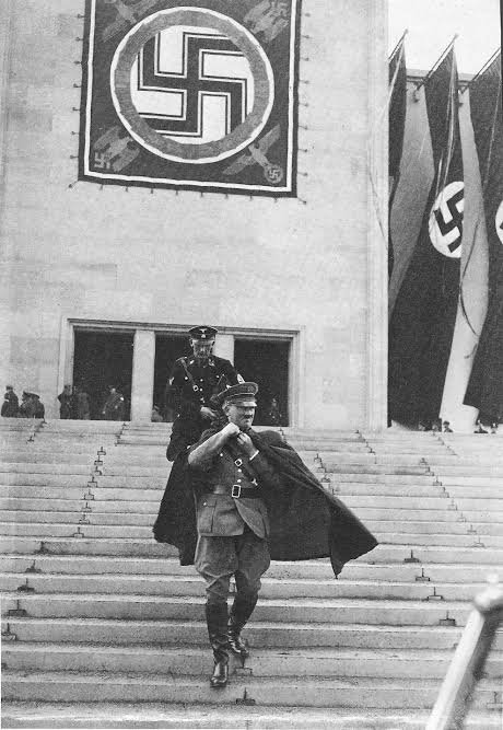 S2AHJG's tweet photo. this fucking cape gave him so much aura https://t.co/CAer7Scg9M