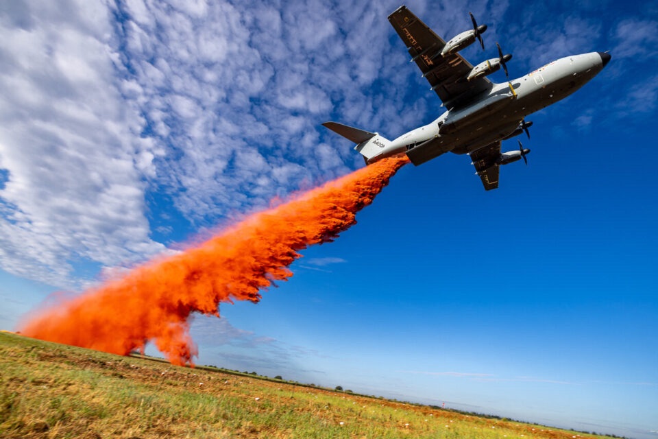 CerfiaFR's tweet photo. 🇫🇷✈️🔥 FLASH | L’A400M a réalisé son premier largage de retardant en Gironde. (Illustration) https://t.co/OZwEjLxWj8