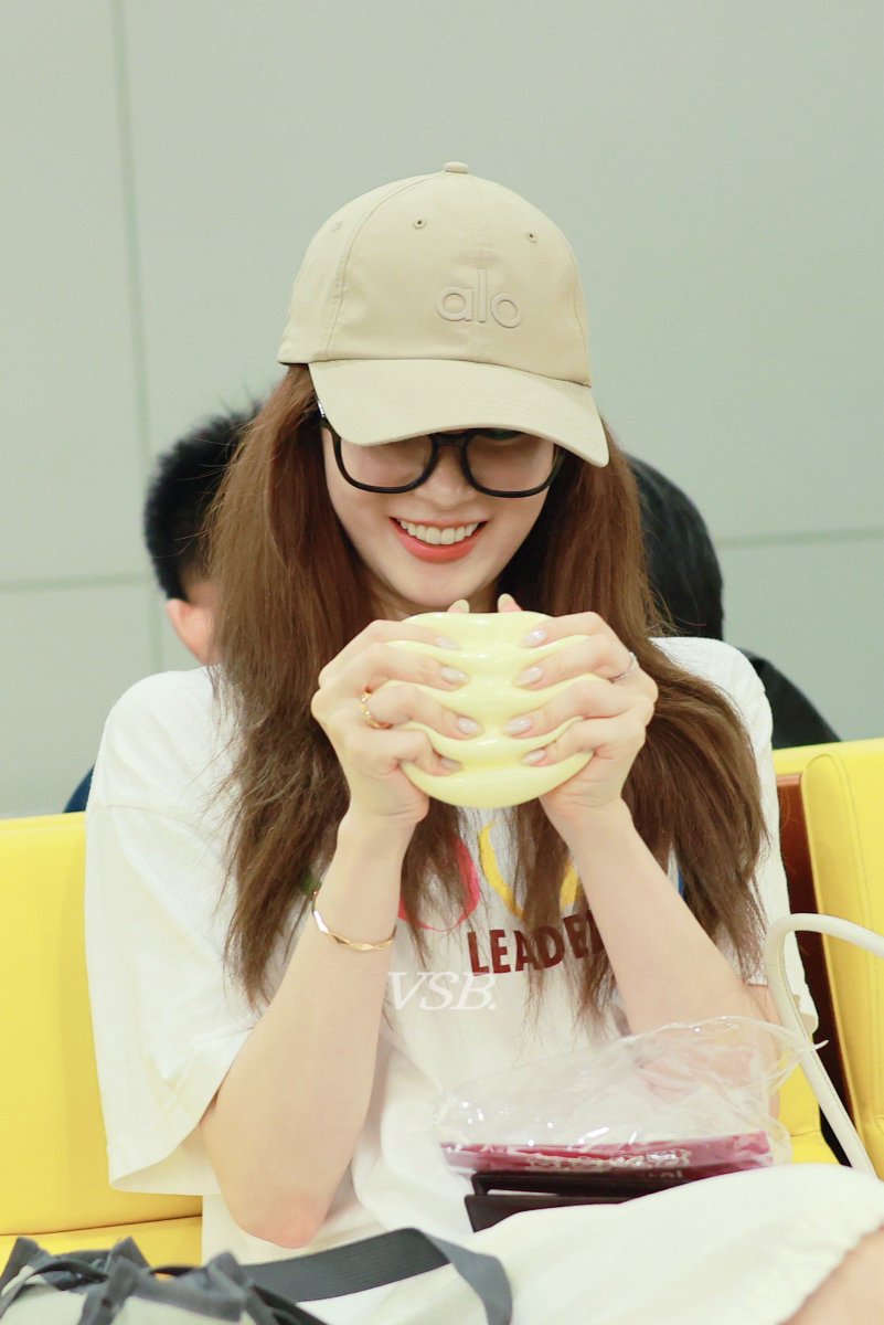 VSB_1229's tweet photo. 260725 호호호빵 
#트와이스 #TWICE #사나 #SANA #サナ https://t.co/HYBhDd1eWP