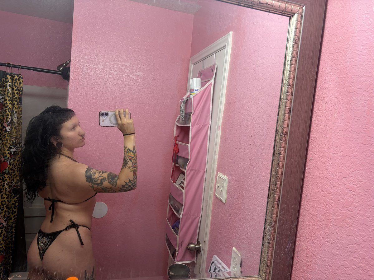 GothDrea tweet media