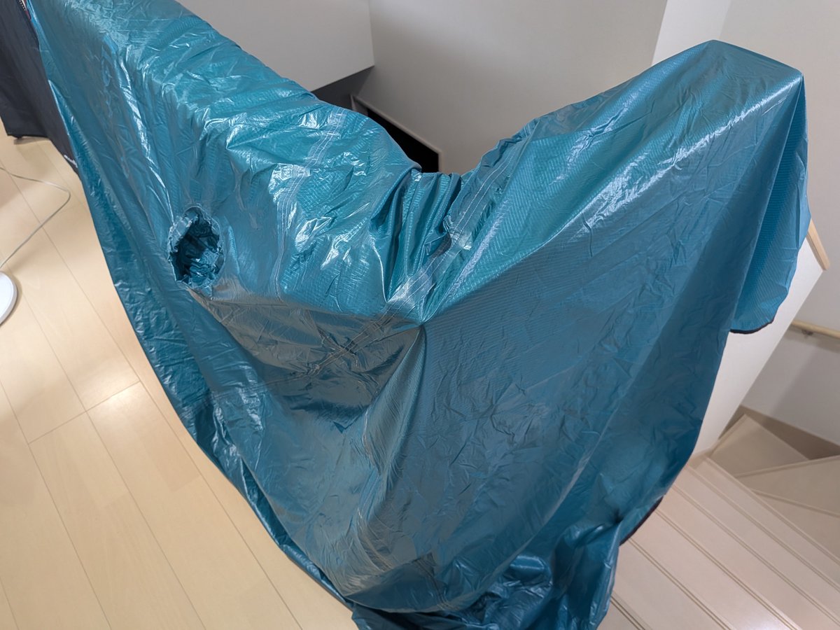 kuo_chan's tweet photo. ステラリッジテントのフライシート補修。

買って8年。加水分解はしていないが、シームテープが所々剥がれてきたのでシームコートで接着。

旧モデルのフライシートのため、既に生産中止で在庫もない。

考えてみると、タープを張ればシームテープに問題があっても、テント内に雨が滴ることはないな。 https://t.co/t9w21dJdpv