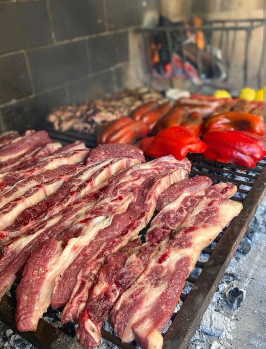NickyTejeda's tweet photo. Te acordás cuando ibas a la carnicería los jueves y encargabas 4kg de asado, 3kg de vacío, 6 chori de cerdo, una morcilla rosca y dos tiras de chinchu?

Lo ibas a buscar el sábado y lo comías el domingo...

Te acordás que bien estábamos cuando estábamos mal!!! https://t.co/zUXfCtm4Nw