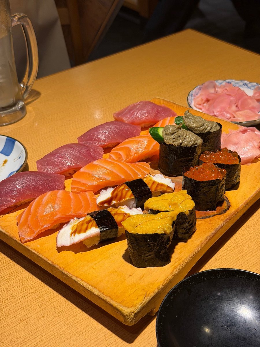 treasureofcpy's tweet photo. 260725 [💎] WEVERSE 

💭 DM
🐶: Hoy comí sushi.
Una porción contenía 2 piezas, y al final pedimos 50 porciones.
Por supuesto, los tres (🐶🐺🦋) nos lo comimos todo juntos. En total, eran 100 piezas, así que cada uno comió alrededor de 33 piezas jaja

#JIHOON #TREASURE #트레저 https://t.co/QwaXm8dFF1